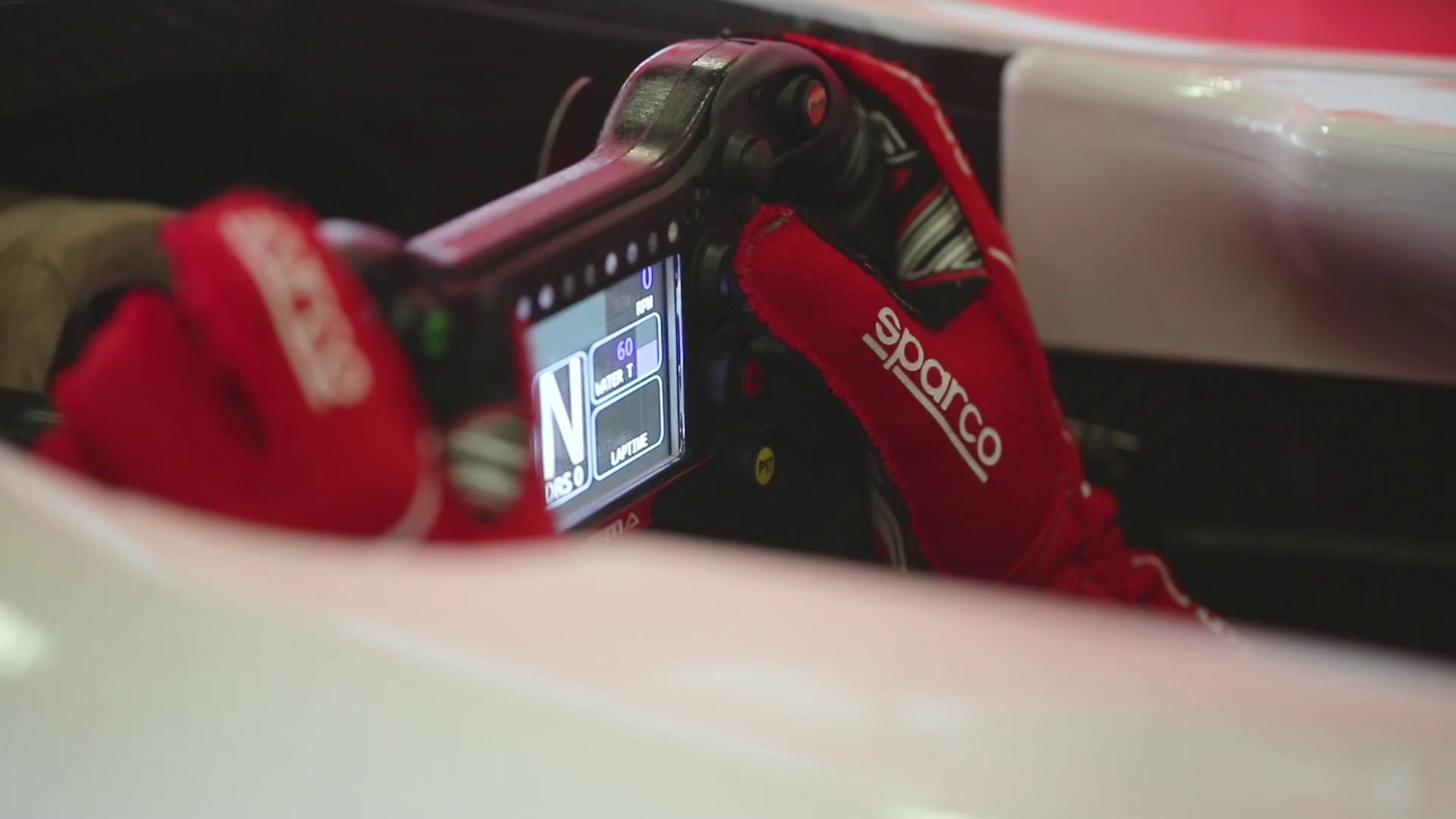Pilota con le mani sul volante. Visualizza il video Formula 3: Race hard or go home.